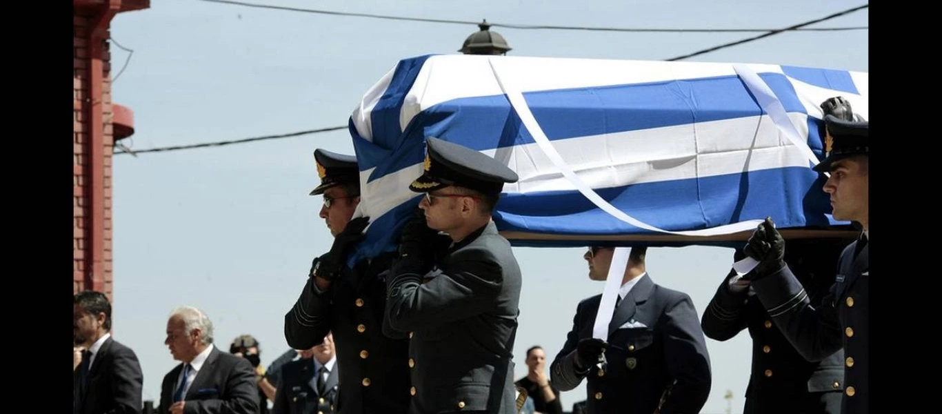 Συγκλονιστικές στιγμές: Η χήρα του ήρωα σμηναγού Γ. Μπαλταδώρου ψάλλει πάνω από το φέρετρο τον Εθνικό Ύμνο (βίντεο)